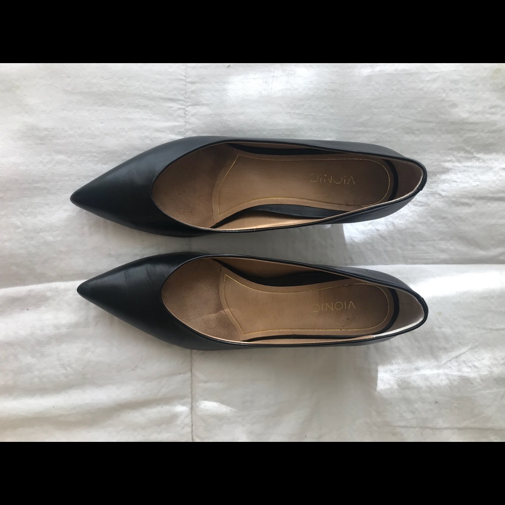 Vionic black pointed kitten heels